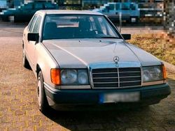 Grau Gebraucht 1987 Mercedes E200 Limousine | 5.900 €