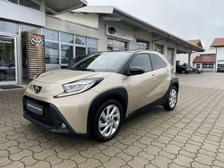 Ginger beige metallic/ night sky black Gebraucht 2022 Toyota Aygo Comfort Kleinwagen | 14.390 € (Guter Preis)