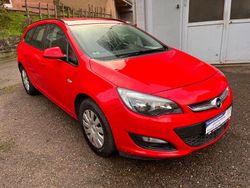 Rot Gebraucht 2016 Opel Astra Selection Kombi | 8.995 € (Etwas zu teuer)