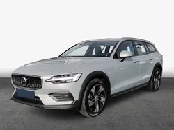 Grau Gebraucht 2023 Volvo V60 CC Plus Kombi | 40.849 € (Fairer Preis)