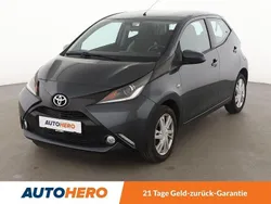 Grau Gebraucht 2015 Toyota Aygo X-play Kleinwagen | 8.100 € (Fairer Preis)