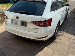 Weiß Gebraucht 2016 Skoda Superb LAURIN & KLEMENT Kombi | 14.950 € (Fairer Preis)