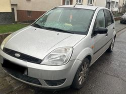 Grau Gebraucht 2004 Ford Fiesta Kleinwagen | 950 € (Fairer Preis)