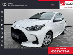 Weiß Gebraucht 2022 Toyota Yaris Comfort Limousine | 14.380 € (Fairer Preis)