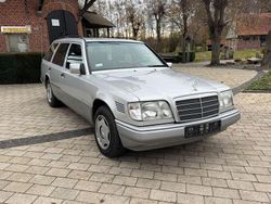Silber Gebraucht 1994 Mercedes E250 Limousine | 12.500 €