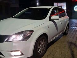 Weiß Gebraucht 2012 Kia Ceed Kleinwagen | 4.800 € (Fairer Preis)