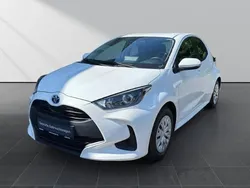 Weiß Gebraucht 2022 Toyota Yaris Hybrid Comfort Limousine | 18.990 € (Fairer Preis)