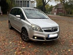 Grün Gebraucht 2006 Opel Zafira Van / Kleinbus | 1.990 € (Fairer Preis)