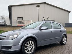 Grau Gebraucht 2004 Opel Astra Limousine | 2.499 € (Fairer Preis)