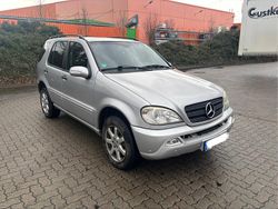 Silber Gebraucht 2004 Mercedes ML270 SUV | 2.399 €