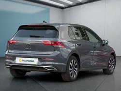 Grau Gebraucht 2021 VW Golf VIII Kleinwagen | 20.599 € (Guter Preis)