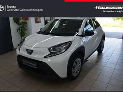 Schneeweiß Gebraucht 2022 Toyota Aygo X-play Kleinwagen | 13.840 € (Fairer Preis)