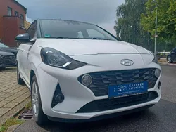 Weiss/dach schwarz Gebraucht 2021 Hyundai i10 Intro Edition Kleinwagen | 12.890 € (Fairer Preis)