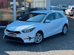 Carraraweiß Neu 2024 Kia Ceed 2 Limousine | 24.440 € (Fairer Preis)