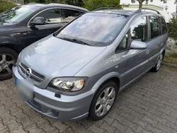 Grau Gebraucht 2004 Opel Zafira Van / Kleinbus | 3.850 € (Teuer)