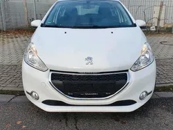 Weiß Gebraucht 2014 Peugeot 208 Active Kleinwagen | 2.299 €