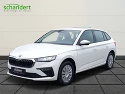 Weiß (candy weiss (weiß)) Gebraucht 2024 Skoda Scala Essence Kleinwagen | 20.450 € (Fairer Preis)