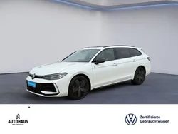 Oryxweiß perlmutteffekt Gebraucht 2024 VW Passat R-line Kombi | 40.440 € (Fairer Preis)