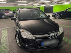 Schwarz Gebraucht 2008 Opel Astra Kombi | 3.000 € (Etwas zu teuer)
