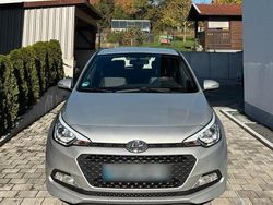 Silber Gebraucht 2017 Hyundai i20 YES! Kleinwagen | 8.900 € (Guter Preis)