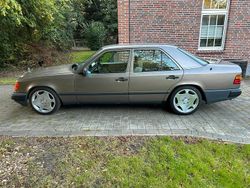 Braun Gebraucht 1988 Mercedes E260 Limousine | 13.999 €