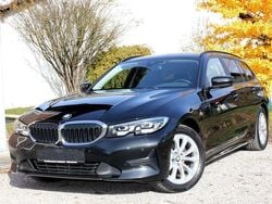 Black sapphire metallic Gebraucht 2020 BMW 320 Sport Line Kombi | 20.590 € (Guter Preis)