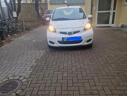 Weiß Gebraucht 2011 Toyota Aygo Kleinwagen | 4.900 €