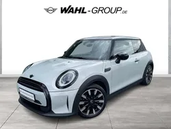 Weiß Gebraucht 2022 Mini Cooper Classic Kleinwagen | 20.890 € (Etwas zu teuer)