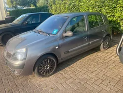 Grau Gebraucht 2003 Renault Clio II Kleinwagen | 300 €