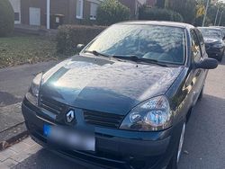 Grün Gebraucht 2004 Renault Clio II Kleinwagen | 1.200 € (Teuer)