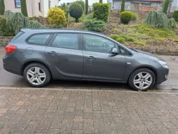 Grau Gebraucht 2011 Opel Astra Innovation Kombi | 5.000 € (Etwas zu teuer)
