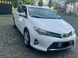 Weiß Gebraucht 2013 Toyota Auris Limousine | 8.999 € (Guter Preis)