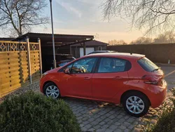 Orange Gebraucht 2016 Peugeot 208 Kleinwagen | 5.000 € (Guter Preis)