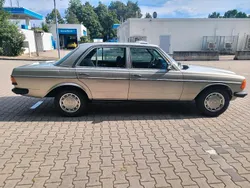 Silber Gebraucht 1982 Mercedes E230 Limousine | 10.000 €
