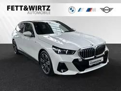 Mineralweiss metallic Gebraucht 2024 BMW 520 M Sport Kombi | 52.990 € (Superpreis)