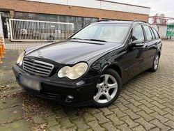 Schwarz Gebraucht 2005 Mercedes 220 Kombi | 1.899 €