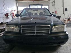 Grün Gebraucht 1997 Mercedes C230 Classic Kombi | 3.400 € (Fairer Preis)