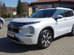 Titanweiß Gebraucht 2025 Mitsubishi Outlander P-HEV Top SUV | 52.600 € (Fairer Preis)