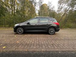 Schwarz Gebraucht 2011 Peugeot 207 Family Kombi | 2.600 € (Fairer Preis)