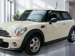 Weiß Gebraucht 2011 Mini ONE Kleinwagen | 6.800 € (Etwas zu teuer)