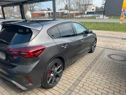 Grau Gebraucht 2024 Ford Focus ST Limousine | 37.499 € (Fairer Preis)