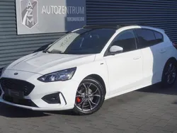 Sonderlackierung frostweiß Gebraucht 2019 Ford Focus ST-Line Limousine | 18.990 € (Fairer Preis)
