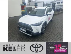 Schneeweiß Gebraucht 2023 Toyota Corolla Cross Team SUV | 33.960 € (Etwas zu teuer)