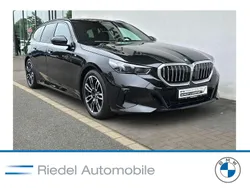 Saphirschwarz metallic Gebraucht 2024 BMW 540 M Sport Kombi | 65.680 €