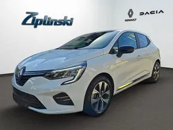 Weiß Gebraucht 2023 Renault Clio V Evolution Limousine | 15.460 € (Fairer Preis)