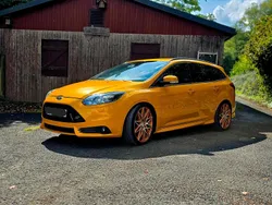 Orange Gebraucht 2013 Ford Focus ST Kombi | 10.299 €