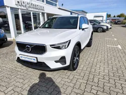 Weiß Gebraucht 2024 Volvo XC40 Core SUV | 36.990 € (Fairer Preis)