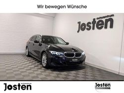 Schwarz (black sapphire metallic (schwarz)) Gebraucht 2023 BMW 318 Kombi | 23.880 € (Superpreis)