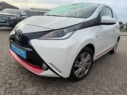 Weiß Gebraucht 2014 Toyota Aygo X-play Kleinwagen | 7.999 €