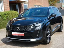 Lackierung schwarz perla nera/ Gebraucht 2021 Peugeot 5008 Allure Van / Kleinbus | 24.400 € (Guter Preis)